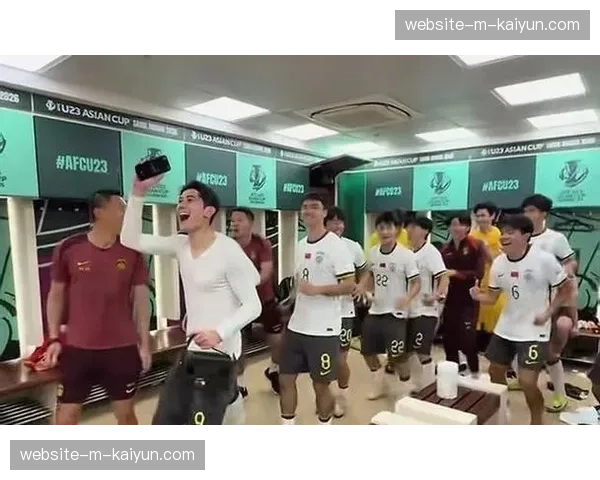 赛后更衣室采访新场景：记者通过平板电脑调取即时数据向教练提问